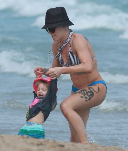 Pink rocks a bikini on the beach in Miami with her family: lucky girl?