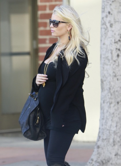 Star: Jessica Simpson is reading 'The Great Gatsby' to her baby bump