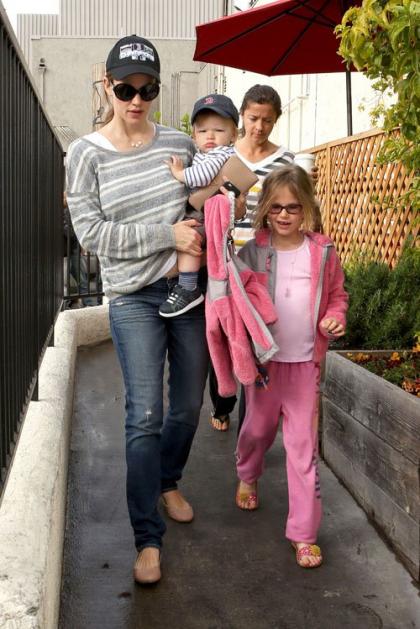Jennifer Garner Takes the Kids Out for a Morning Meal