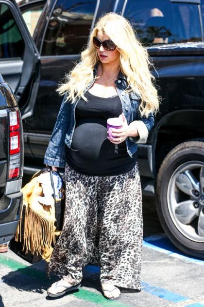 Jessica Simpson's Family Lunch Outing