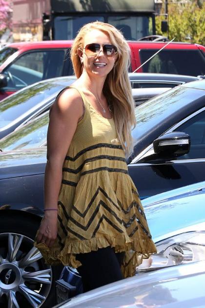 Britney Spears Buzzes Through Errands