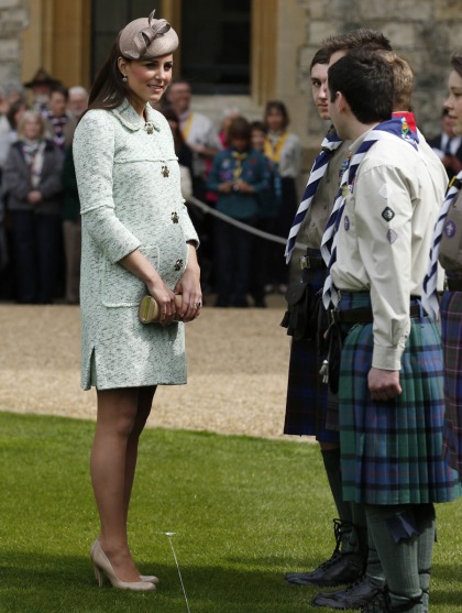 Duchess Kate in maternity Mulberry at Windsor Castle: super-cute & glowing?
