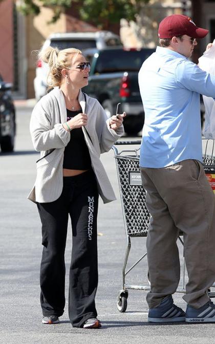 Britney Spears Runs Errands with her Man