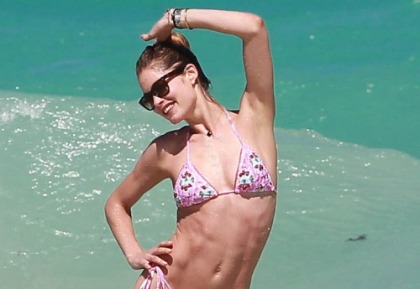 Doutzen Kroes Shows Off Her Abs