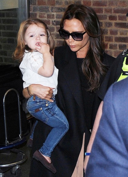 Victoria Beckham allowed Harper to wear baby skinny jeans: amazing & adorable?