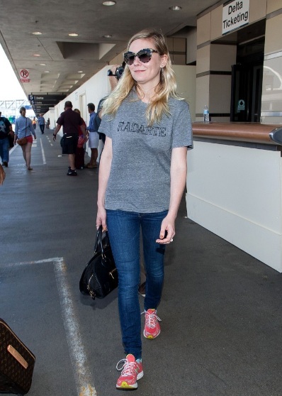 Kirsten Dunst Sweet Smiles Arrives at Los Angeles Airport