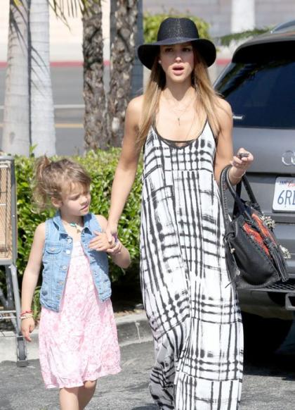 Jessica Alba's Pre-Mother's Day Outing with Honor