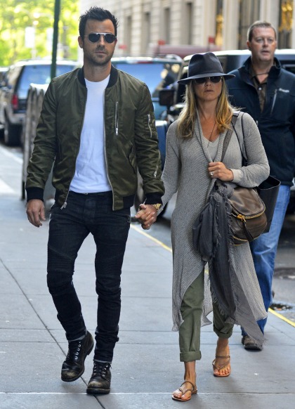 Jennifer Aniston & Justin Theroux hold hands, look couple-y in NYC: adorable?