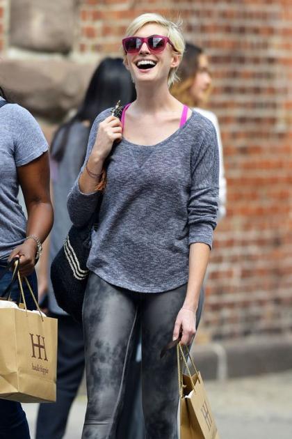 Anne Hathaway: Smiling SoHo Shopper