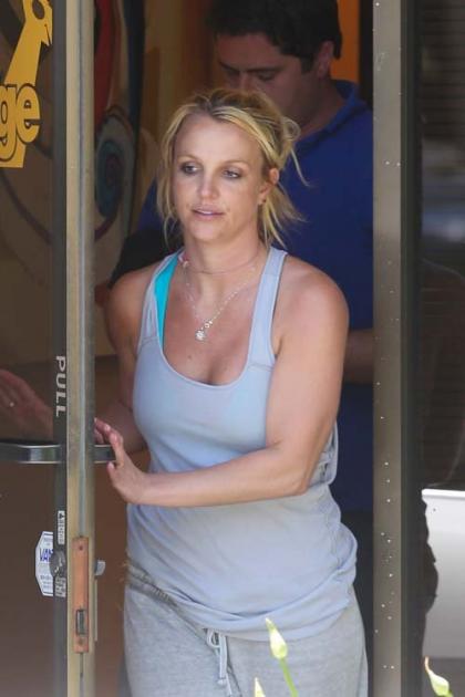 Britney Spears Dances Through her Monday