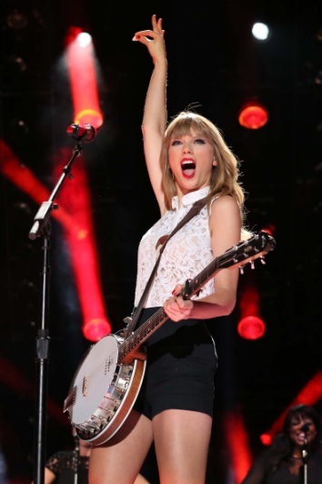 Taylor Swift Such Sexy Legs Performing At 2013 CMA Music Festival