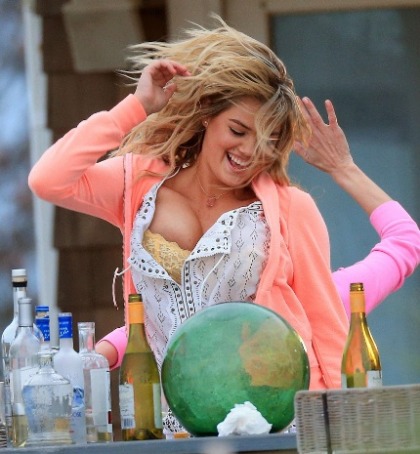 Kate Upton Amazing Boobs on the Set of The Other Woman