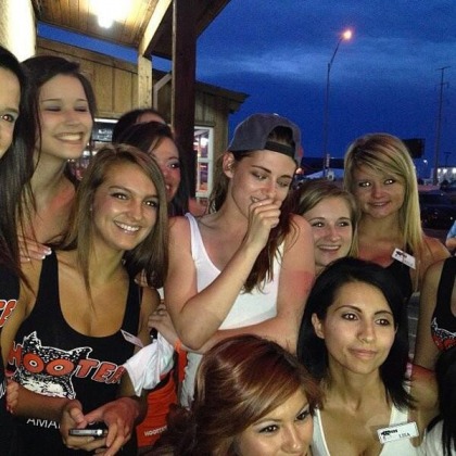 Kristen Stewart had some wings & beer at a Hooters in Aramrillo, Texas: random?