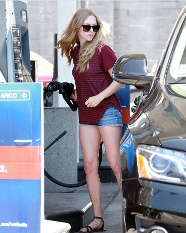 Amanda Seyfried Nice Ass in Shorts at a Gas Station in LA