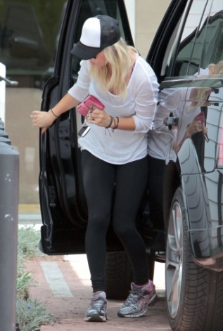 Kaley Cuoco Stops for a Healthy Drink in Studio City
