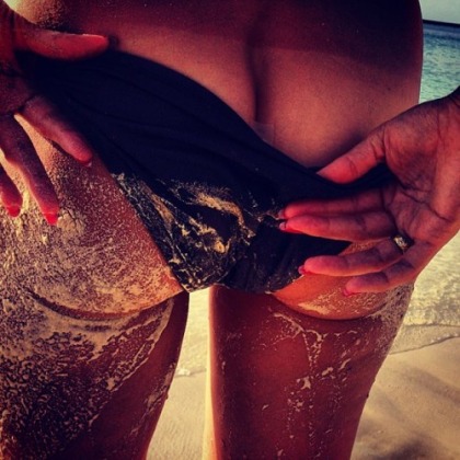 Heidi Klum Shows Off Sunburned Butt on Twitter