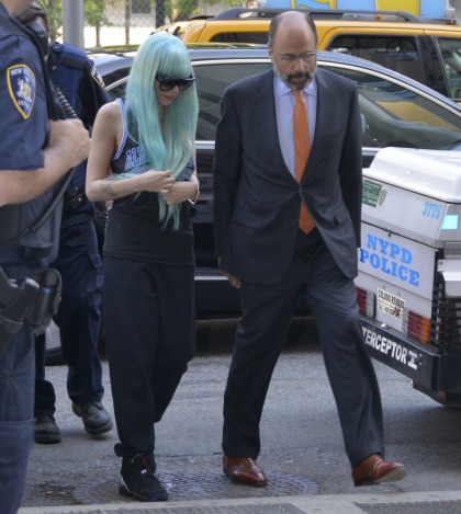 Amanda Bynes returns to court in NYC wearing a blue wig & gym clothes, of course