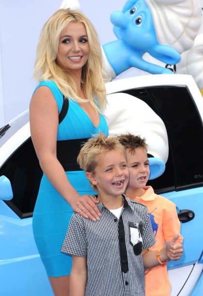 Britney Spears brings her boys to the Smurfs 2 premiere: super cute?