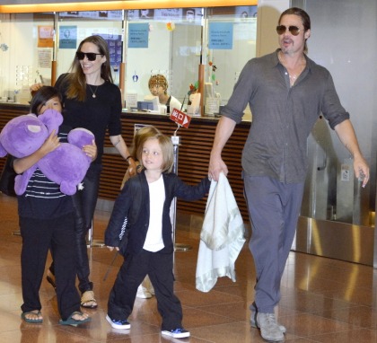 Brad Pitt & Angelina Jolie arrive in Japan with Knox, Vivienne & Pax: cute?