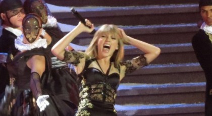 Taylor Swift Went Derp Derp on Stage and Chipped Her Tooth