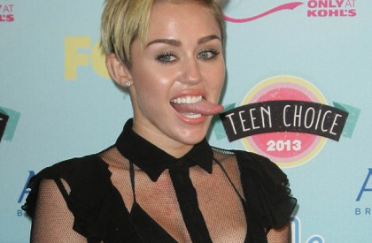Miley Cyrus' Naughty Tongue Action At The Teen Choice Awards