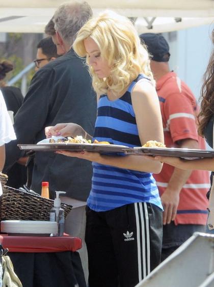Elizabeth Banks Chows Down on the Set of 