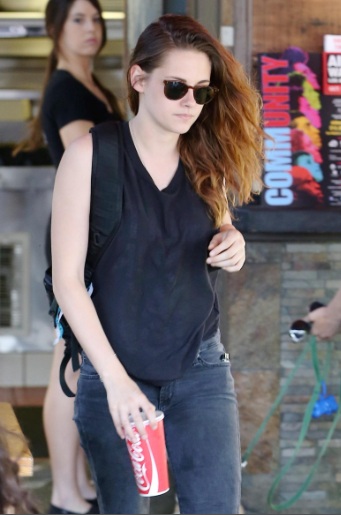 Kristen Stewart Goes Out With Friends At Home Restaurant in Los Feliz