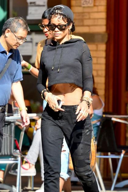 Rihanna: Leisurely Lunch in the Big Apple 