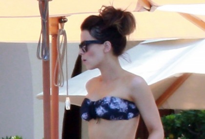 Kate Beckinsale Wears Strapless Bikini On Mexico Vacation