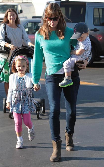 Jennifer Garner: Sunday Stroll with the Kiddos