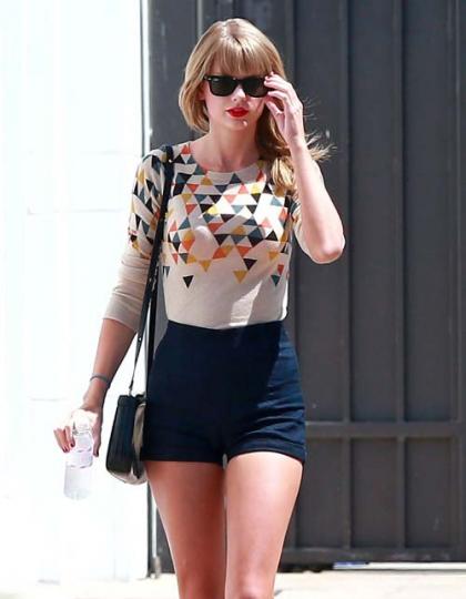 Taylor Swift: Groovy at the Grove