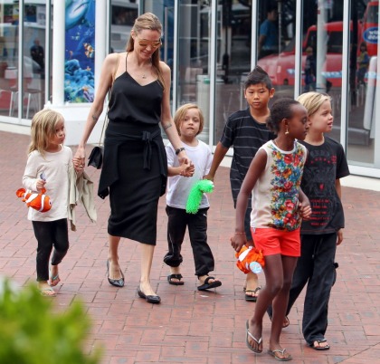 Angelina Jolie takes her five youngest kids to the Sydney Aquarium: super-cute?