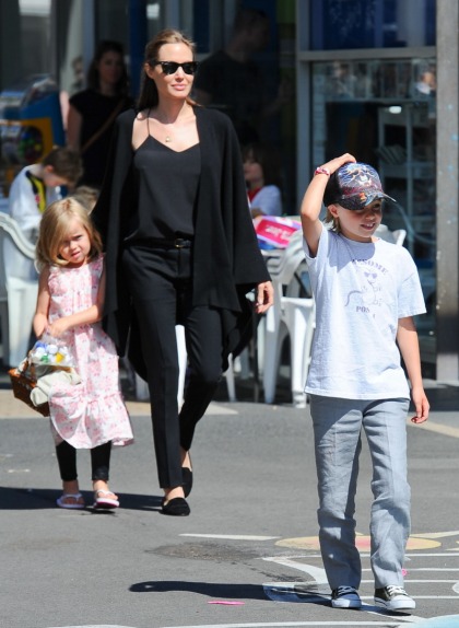 Angelina Jolie takes her youngest girls to a Sydney arts & crafts store: so cute?