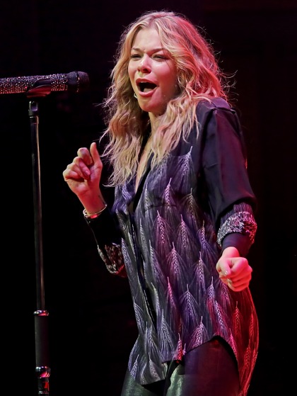 LeAnn Rimes manages to perform in Manchester & Glasgow: so, so brave?