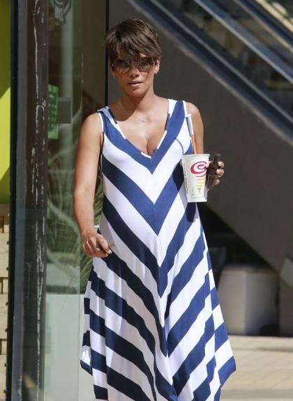 Halle Berry's Striped Smoothie Stop