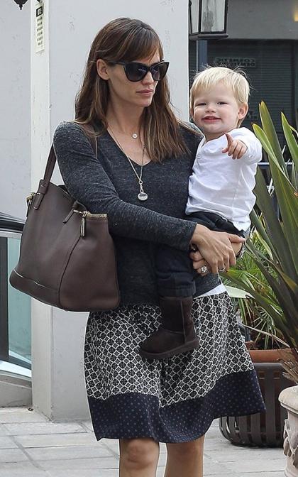 Samuel Spots the Paps as Jennifer Garner Takes him to the Doctor