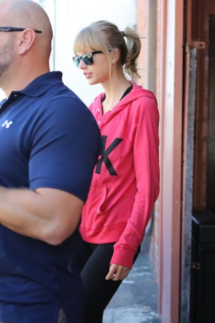 Taylor Swift Leaves a Dance Studio in Yoga Pants