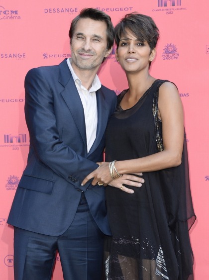 Halle Berry & Olivier Martinez welcomed a son in LA on Saturday