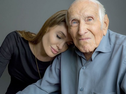 When Angelina Jolie met WWII hero Louis Zamperini, he gave her a necklace!