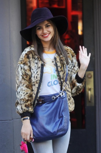 Victoria Justice Get Cute On Naomi and Ely's No Kiss List Set