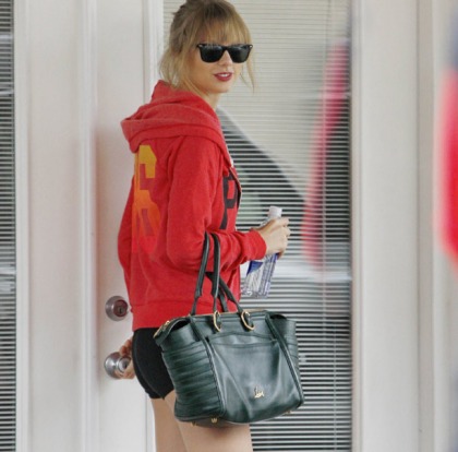 Taylor Swift Wears Short Shorts!