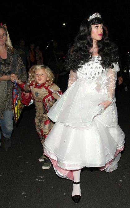 Gwen Stefani Goes Trick or Treating With the Fam