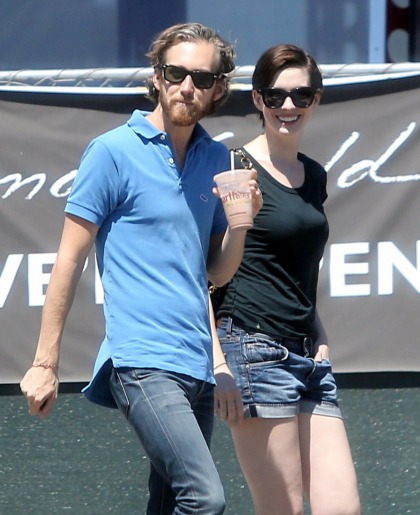 Anne Hathaway's brother is telling everyone that Anne is pregnant: congrats'