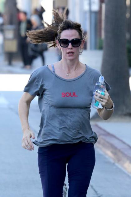 Jennifer Garner Sprints the Streets of Santa Monica
