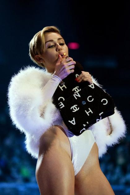 Miley Cyrus Lights Up During 2013 MTV EMAs Acceptance Speech 