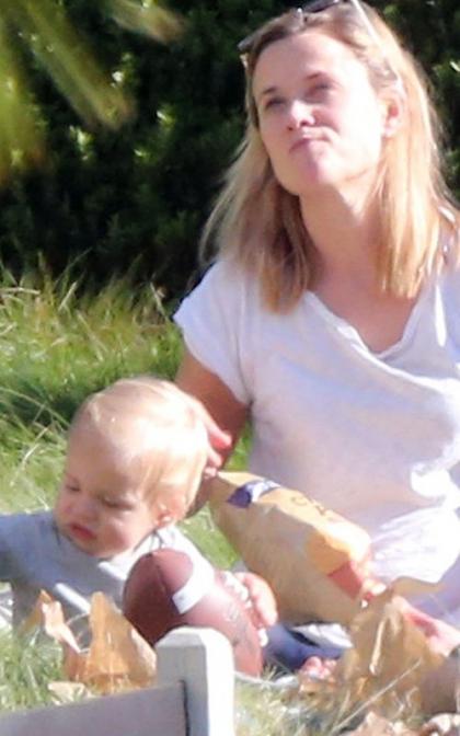 Reese Witherspoon: Family Picnic Fun with Tennessee & Ava