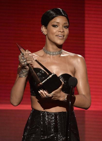 Rihanna is an Icon & Fan Favorite at the 2013 American Music Awards