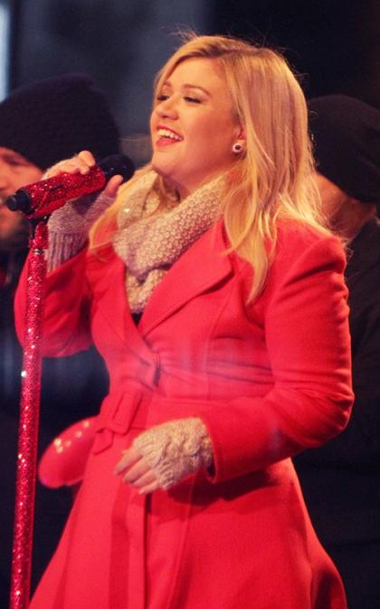 Kelly Clarkson's 'Underneath the Tree' Video Has Arrived: Watch Here!