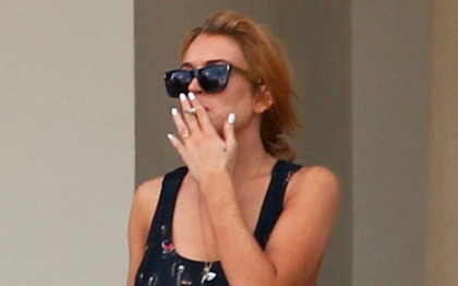 Lindsay Lohan Smoking in a Bathing Suit in Hawaii