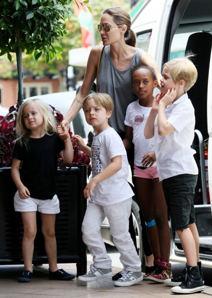 Angelina Jolie takes Zahara, Shiloh, Vivienne & Knox shopping in Sydney: so cute?